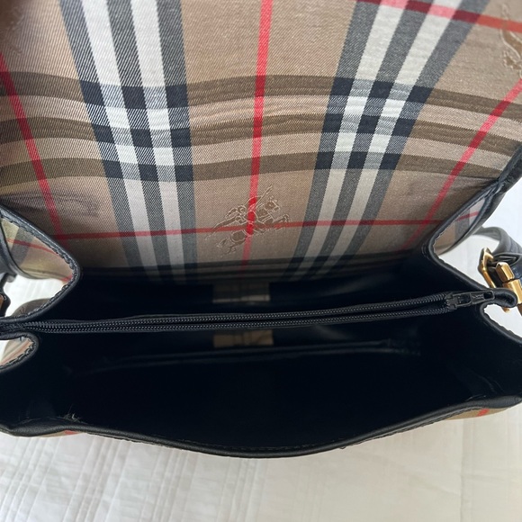 Burberry purse - Picture 5 of 7